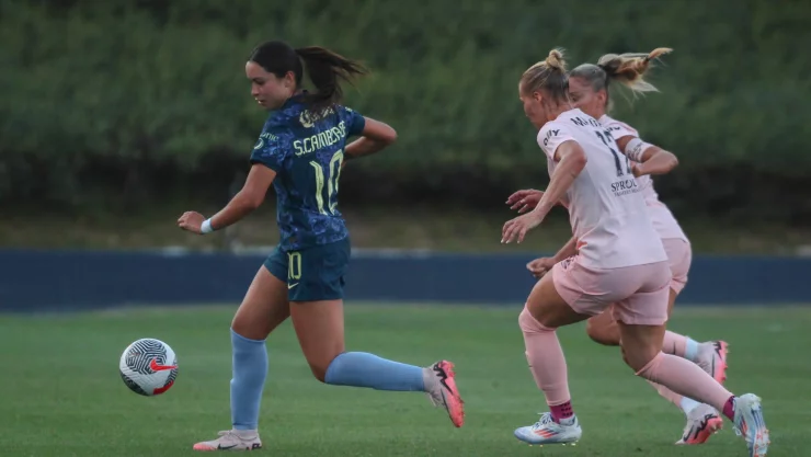 Scarlett Camberos con América ante el Angel City.jpg