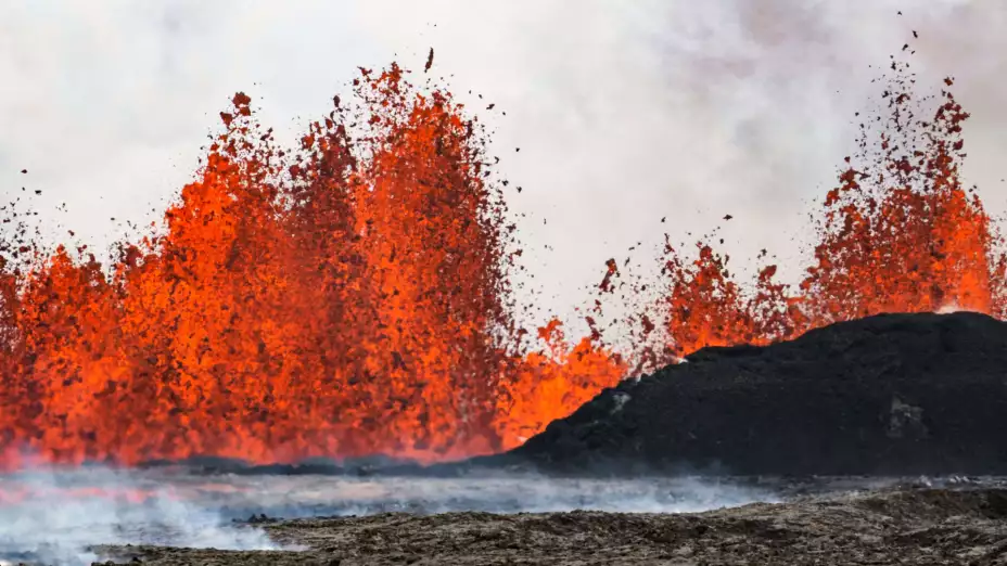Volcán expulsa lava en Grindavik, Islandia.