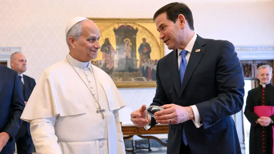 El papa León XIV con el secretario de Estado de EU Marco Rubio.