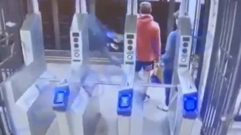 Hombre empujado a las vías en la estación de metro de Nueva York
