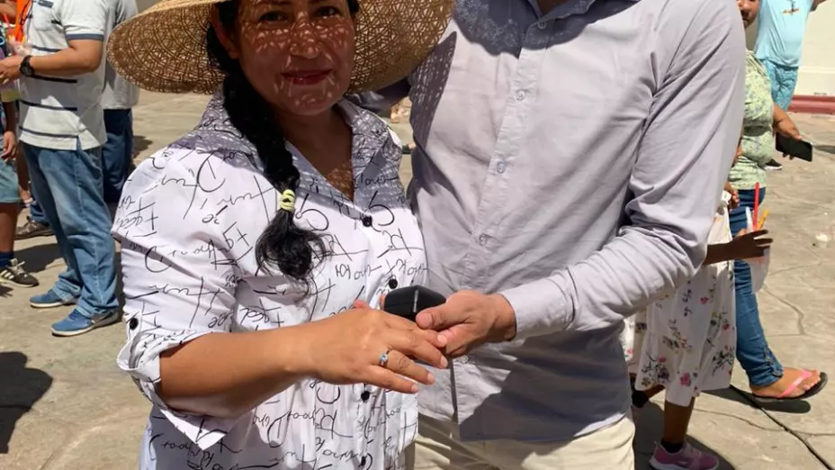 Pareja se compromete durante el eclipse solar en Quintana Roo 2023