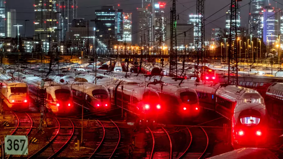 Trenes estacionados en una estación en Fráncfort, Alemania.