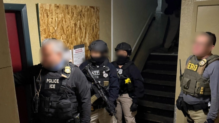 Los agentes del ICE necesitan orden judicial para entrar en una casa.
