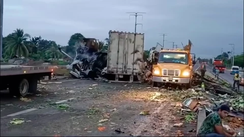 Choque y incendio de tráileres paraliza carretera Cárdenas-Villahermosa