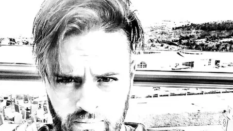 FOTOS del Chef Diego Niño que muestran cómo lucir el pelo corto en la cocina2.