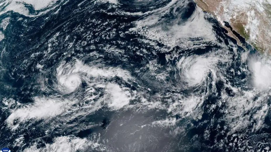 Tormenta tropical Nolo, izquierda, al sur de Hawai; al huracán Odalys, centro, y al huracán Polo, derecha, frente a las costas de México.