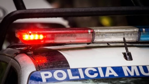 Patrulla con una torreta encendida, con las letras de policía municipal, tras el hecho donde secuestraron a dos policías en Veracruz