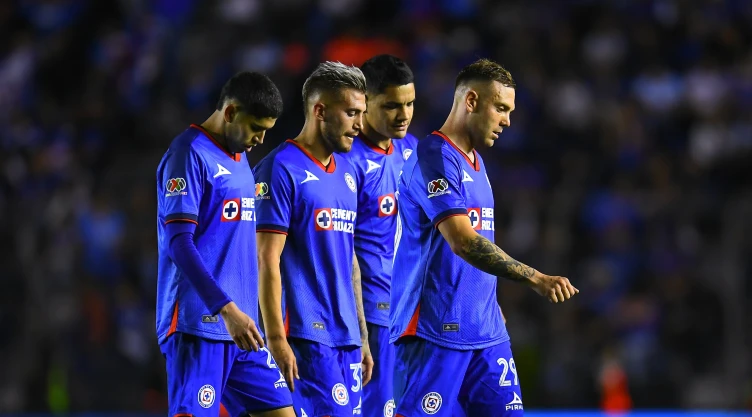Jugadores de Cruz Azul tras perder ante Pachuca en la Jornada 1