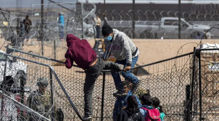 Migrantes pasando la frontera desde Ciudad Juárez.