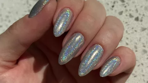 uñas plateadas con destello tornasol