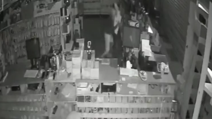 Cámaras graban robo en Jardín Dorado; ladrón escapa con mercancía en vehículo sin placas