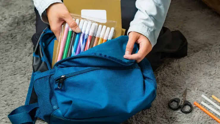 Una mamá prepara la mochila de su niño