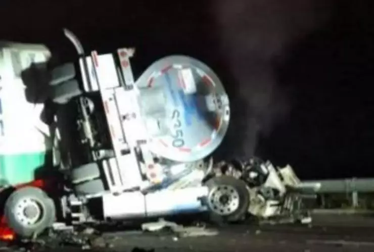 ¡TRÁGICO! Chocan tráiler y pipa en la México-Tuxpan y muere chofer