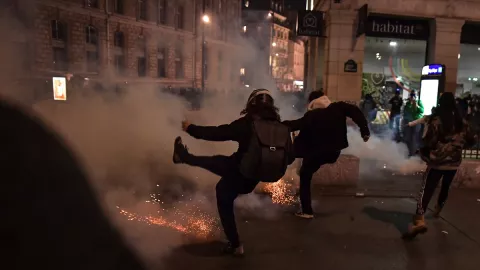 Sexta noche consecutiva de manifestaciones en París; protestan contra reforma de las pensiones.