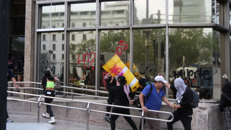 Inconformes causan desmanes