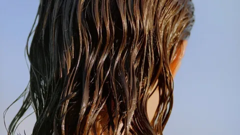 Dormir con el cabello húmedo es un hábito diario que está debilitando la raíz de tu cabello