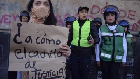 Protesta en contra de los feminicidios frente a Palacio Nacional