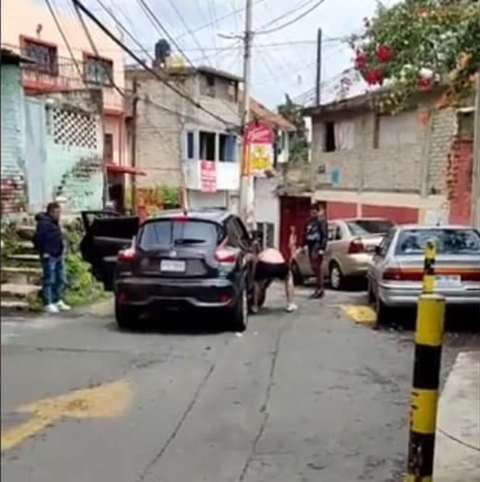 Hombre atropella a su amigo con una camioneta durante pelea campal en Xochimilco