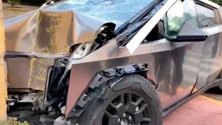 Accidente de Cybertruck en colonia San Miguel Chapultepec en CDMX 