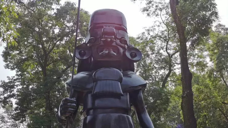 Crean escultura de dios zapoteco parecida a Darth Vader