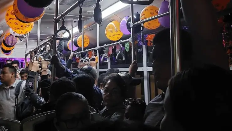 conductor convierte su camión en un escenario de Halloween y Día de Muertos