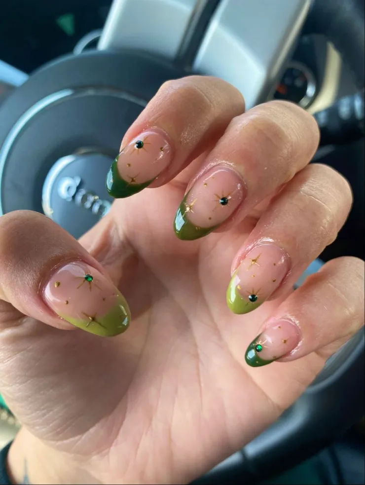 Uñas verde oliva con brillos para celebrar el Día de San Patricio