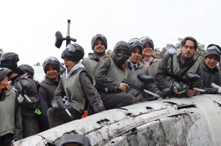 Los profesores, además de participar, demostraron un gran espíritu de equipo y camaradería, integrándose plenamente en la dinámica del gotcha. Su participación activa ayudó a crear un ambiente relajado y agradable para todos.