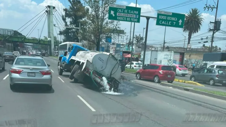 Pipa cae en un socavón sobre la calzada Ignacio Zaragoza