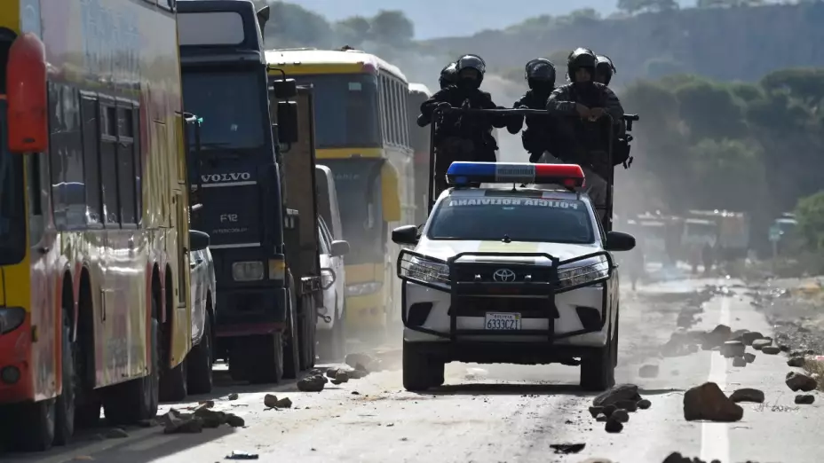 La policía limpia el bloqueo en Parotani