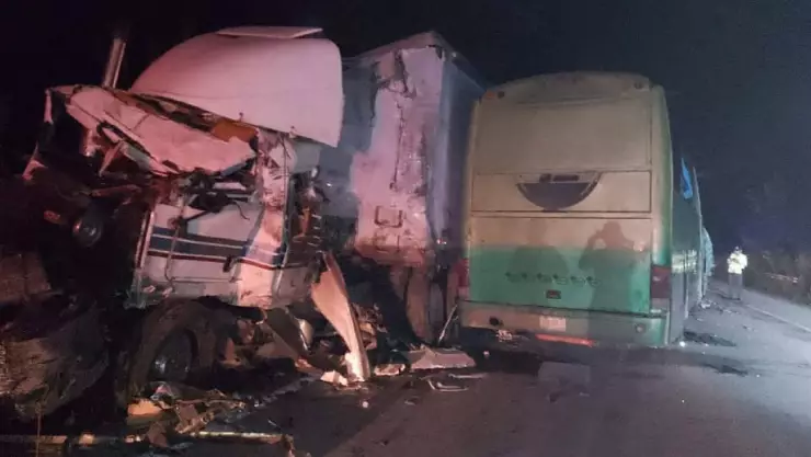 FUERTE ACCIDENTE en carretera Villahermosa- Escárcega ; autobús CHOCA contra tráiler y deja varios heridos.jpg