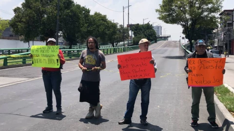 Manifestantes cierran la circulación de Francisco del Paso y Troncoso (Eje 3 Oriente) a la altura de Juan Pardave.