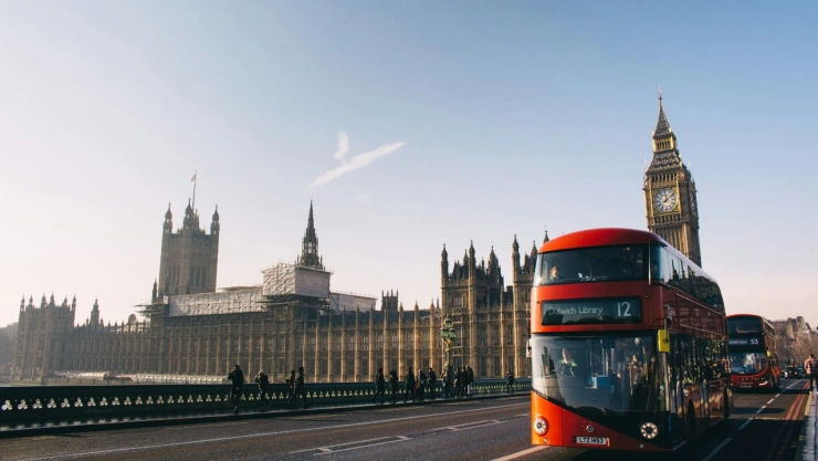 Imagen de Londres, Reino Unido con el Big Ben de fondo y autobuses de dos pisos.