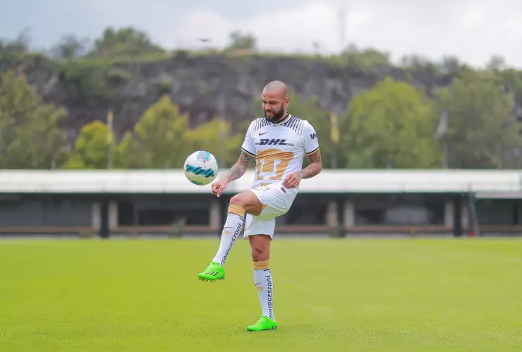 Dani Alves es presentado como jugador de Pumas