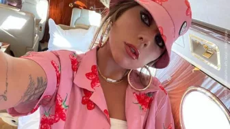 Lady Gaga de rosa.jpg