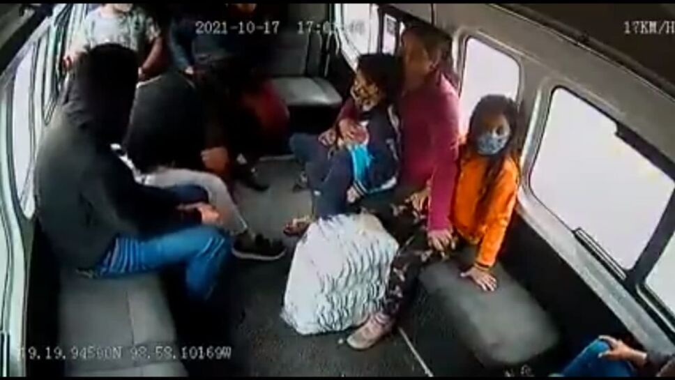 VIDEO: Asaltante da cachetada a mujer en combi de Chalco