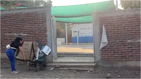 VIDEO_ ¡Comprometida! Funcionaria de casilla lleva material electoral en carretilla y se hace viral