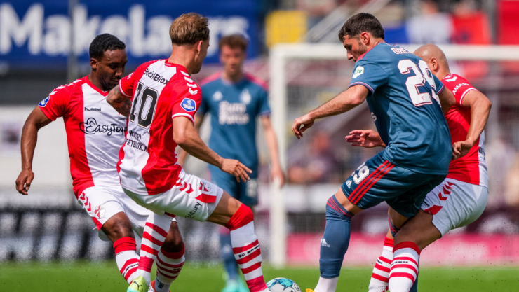 Santiago Giménez ante el Emmen