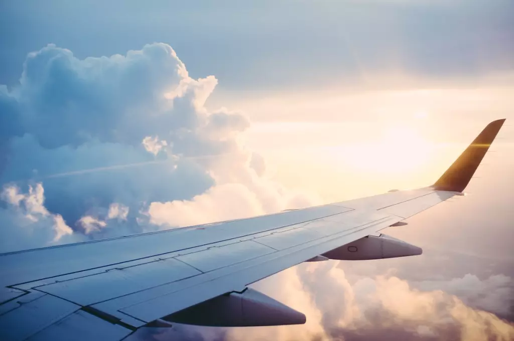ala de avion con el sol de fondo