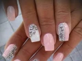 19 ideas de uñas rosas con brillos cortas y largas