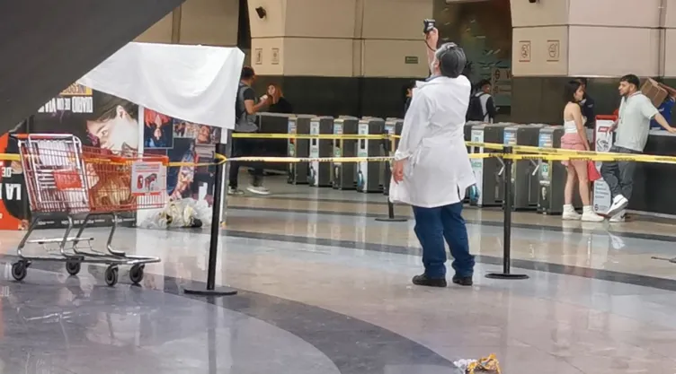 VIDEO: Hombre cae en Plaza Forum Buenavista en CDMX