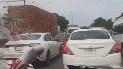 FOTO Denso tráfico por volcadura de tráiler en la Mérida-Cancún