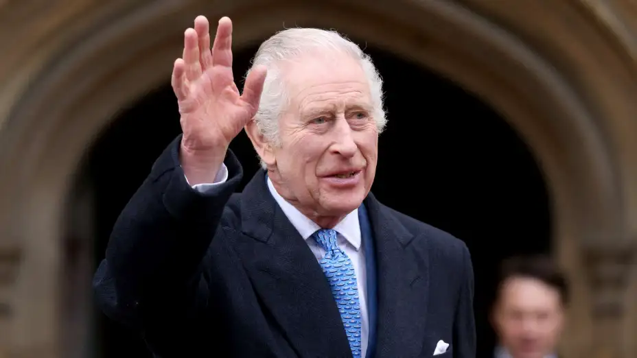 El rey Carlos III de Inglaterra saluda tras asistir a una misa.