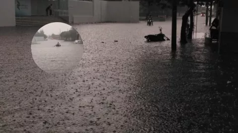 Captan a una persona cruzando en salvavidas por la inundación en Pabellón de Arteaga tras las fuertes lluvias