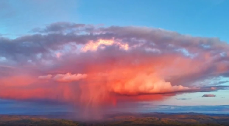 Así se vio la impresionante tormenta en forma de hongo rojo junto a un arcoíris en el norte de China