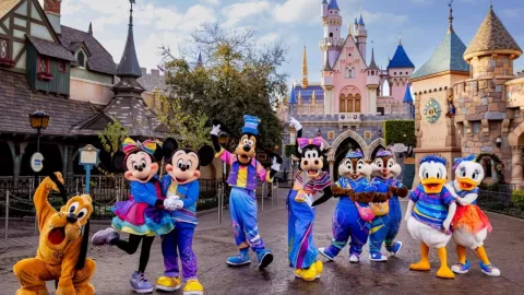 Familia mexicana hace tortas de jamon en Disneyland