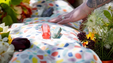 Madre saca del ataúd a su bebé para arrullarlo por última vez y despedirse