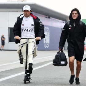 Checo Pérez en un monopatín durante el GP de Singapur 2026.