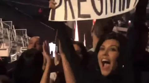 Kourtney Kardashian anuncia su embarazo en un concierto de Blink-182; Travis Barker será papá