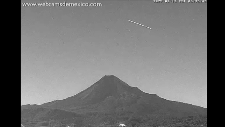 Graban extraño objeto luminoso cerca del volcán de Colima