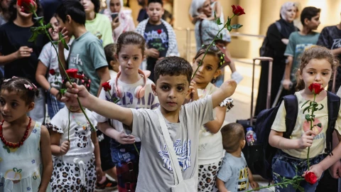 muletas de niño apoyadas en los escombros de un edificio bombardeado en la franja de gaza. la imagen representa el devastador informe de la onu sobre los 21,000 niños que han quedado discapacitados por el conflicto.